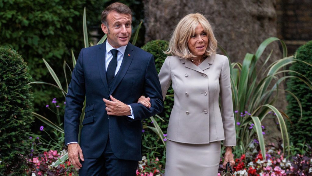 Emmanuel Macron y la primera dama Brigitte Macron