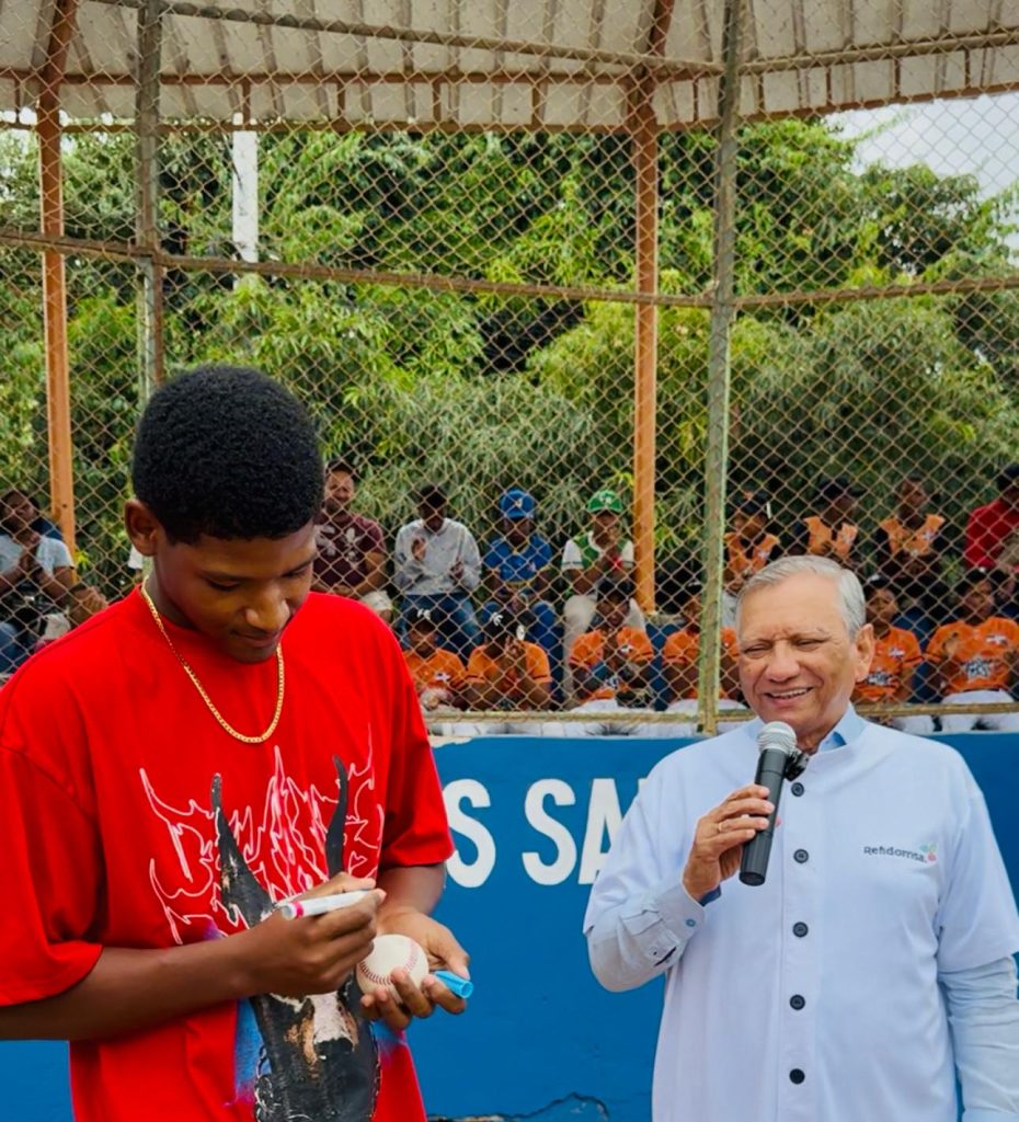 Eric Abreu jugador de los jardines con Leonardo Aguilera eljacaguero e1753411659750
