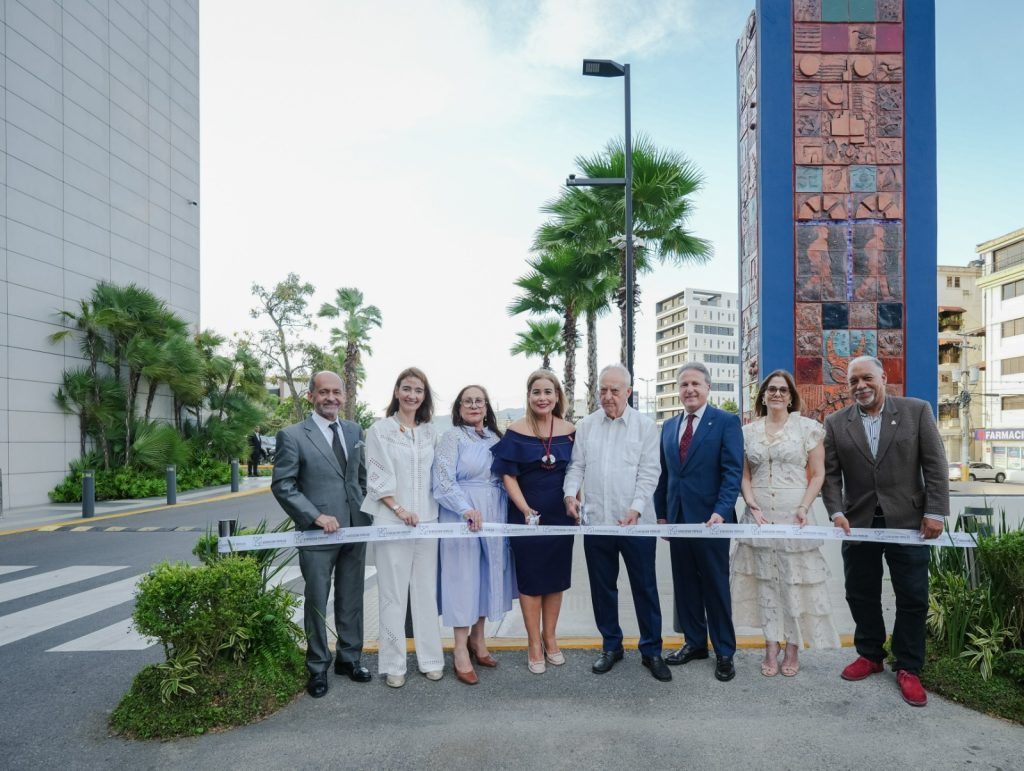 APAP inaugura Paseo de las Artes en Santiago Fernando Casanova Bingene Armenteros Rosa Santos Thelma Espinal Marcelino Fernandez Gustavo Ariza Amelia Prota y Rafelito Mirabal 1