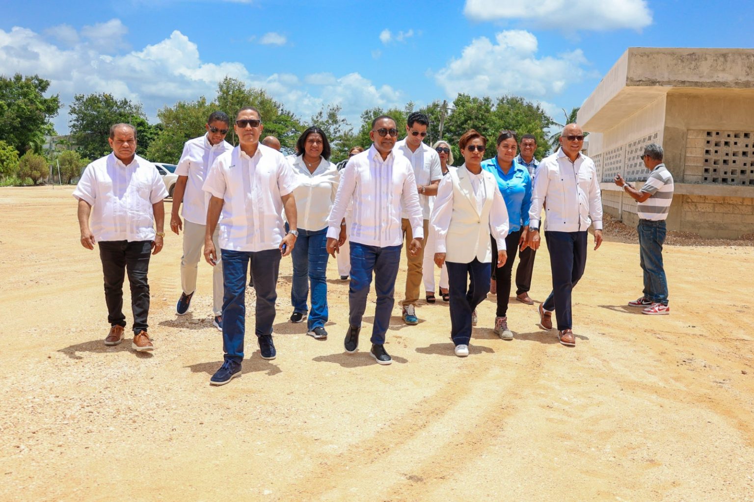 Gobierno verifica avances en escuelas viviendas