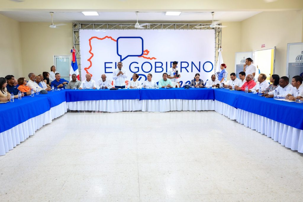 Gobierno verifica avances en escuelas viviendas1