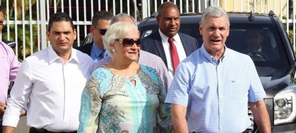 Gonzalo Castillo y Miriam Terrero y su familiar Enido Taveras