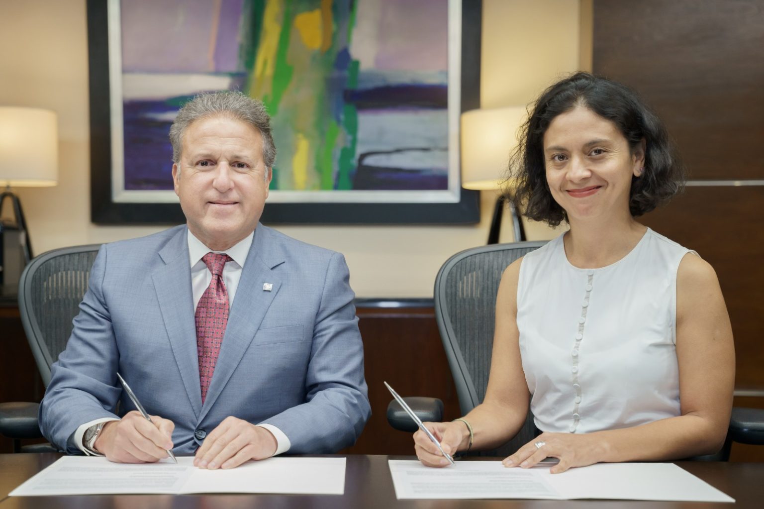 Gustavo Ariza presidente ejecutivo de APAP y Mabel Gonzalez Pacheco lider Regional para Latinoamerica