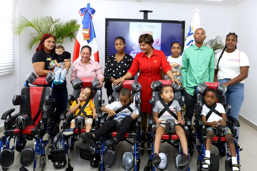 INAIPI impulsa inclusión con entrega de sillas especializadas para niños con discapacidad INAIPI impulsa inclusion con entrega de sillas especializadas