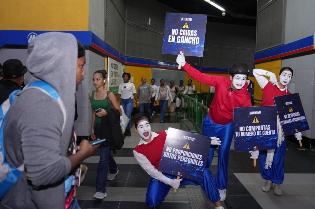 INDOTEL lanza campana No caigas en gancho1