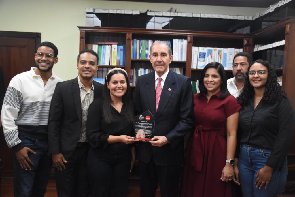 Reconocen a García Fermín por su liderazgo y transparencia en el programa de becas nacionales e internacionales del MESCyT Imagen de WhatsApp 2025 07 04 a las 12.55.13 92d61a47