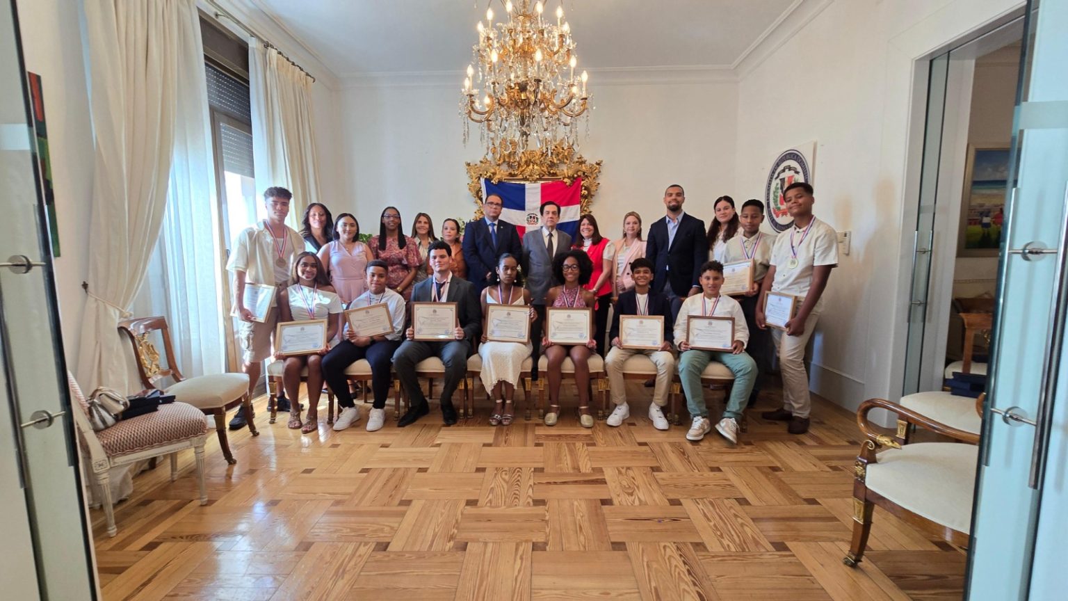 Jovenes dominicanos en Espana son premiados por su excelencia academica