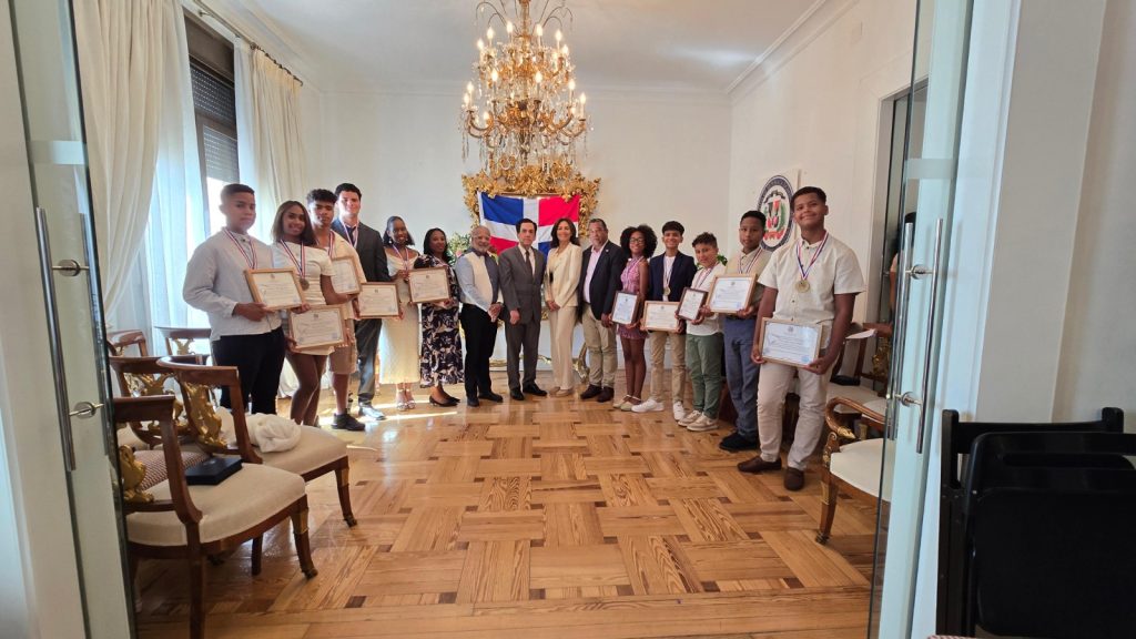 Jovenes dominicanos en Espana son premiados por su excelencia academica2