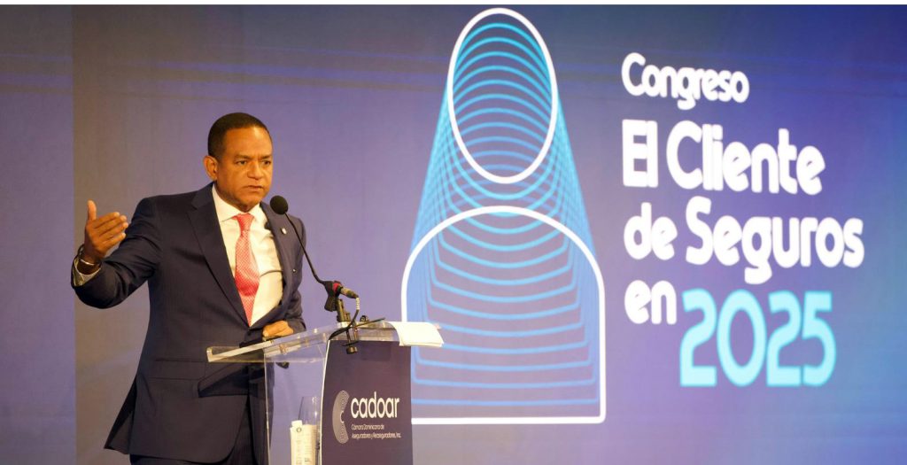 Julio Cesar Valentin urge a aseguradoras a priorizar al cliente