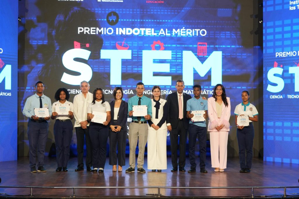 Julio Cordero Yolanda Martinez Raquel Pena Guido Gomez Mazara y Maria Cristina Cardenas junto a estudiantes premiados con becas STEM