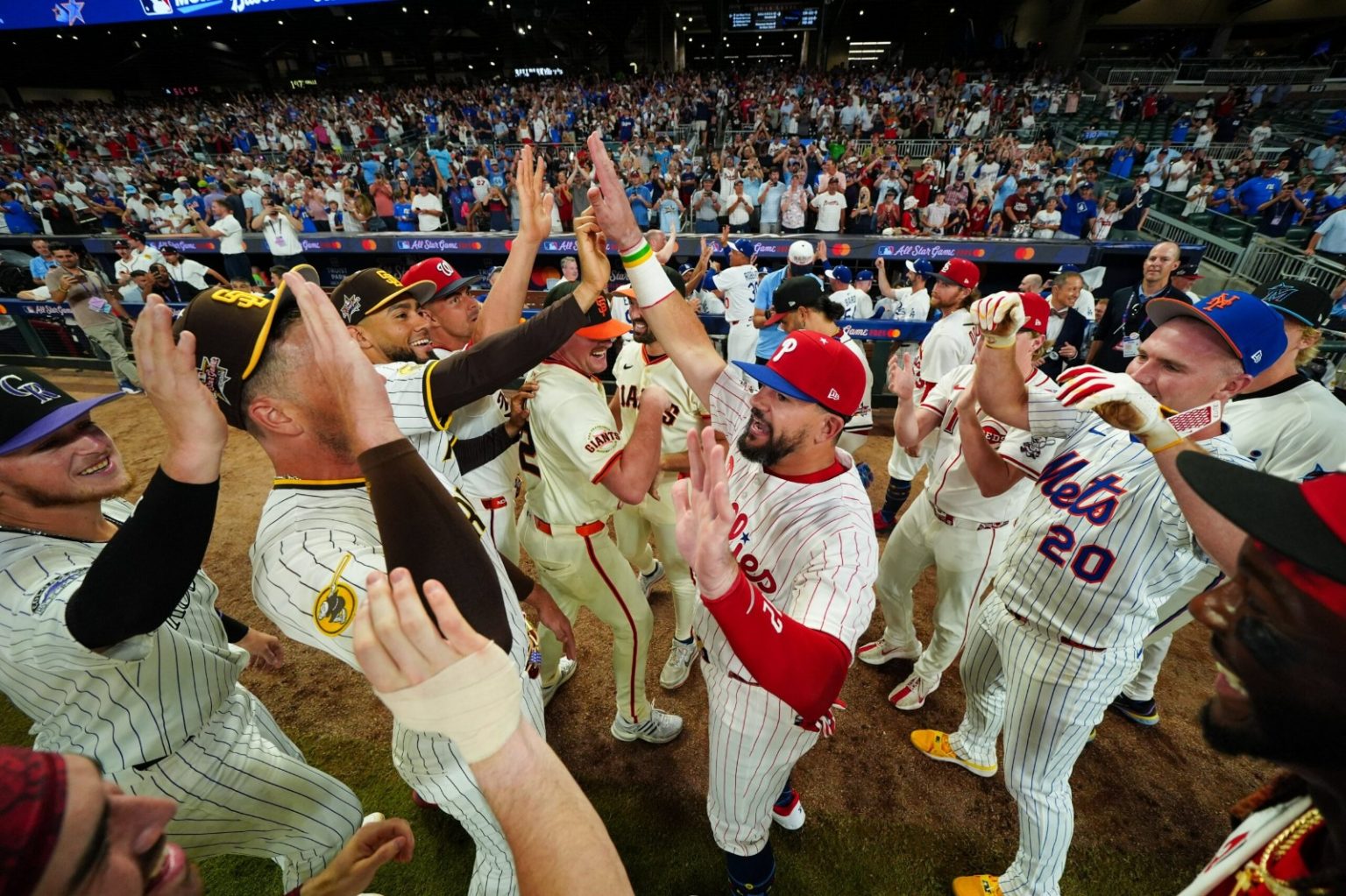 Kyle Schwarber brilla con tres jonrones y da la victoria a la Liga Nacional