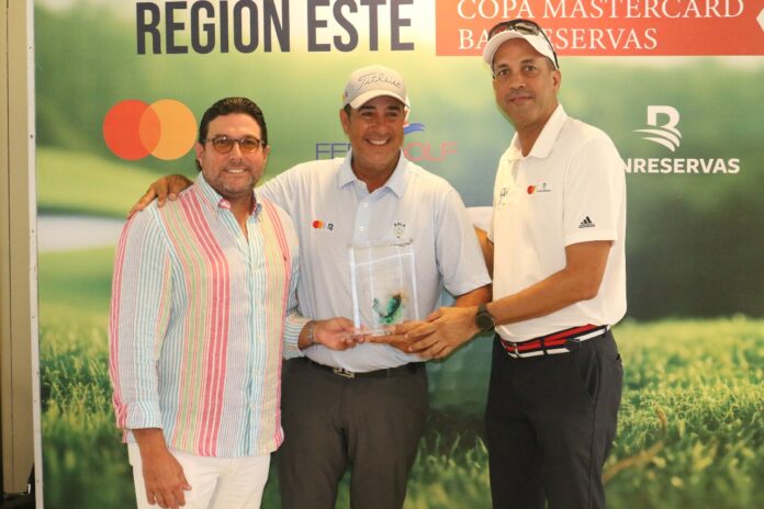 Luis Matos al centro premiado por Enrique Valverde presidente de Fedogolf junto a Franklyn Diaz