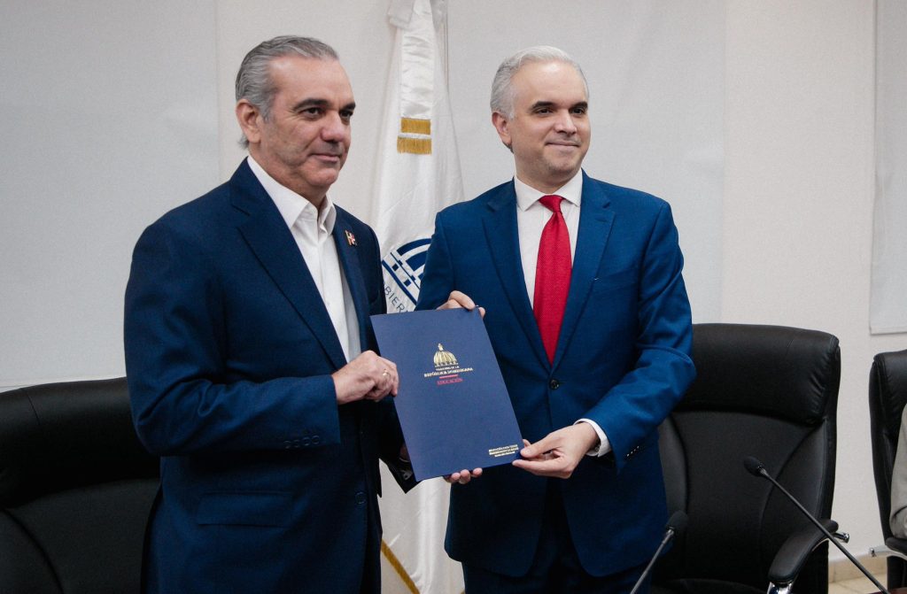 Luis abinader y Miguel decamps eljacaguero