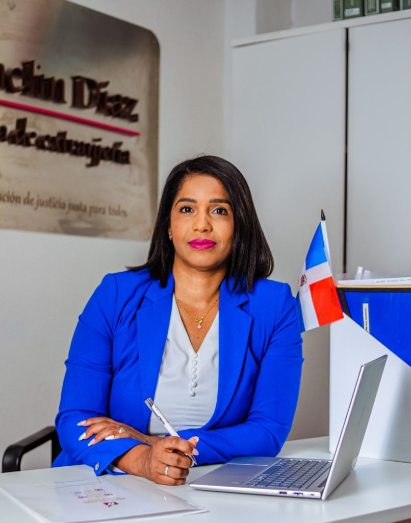 Punta Cana Hits 90.3 FM estrena segmento educativo sobre migración y extranjería con la abogada Máchelin Díaz Machelin Diaz eljacaguero e1752669272893