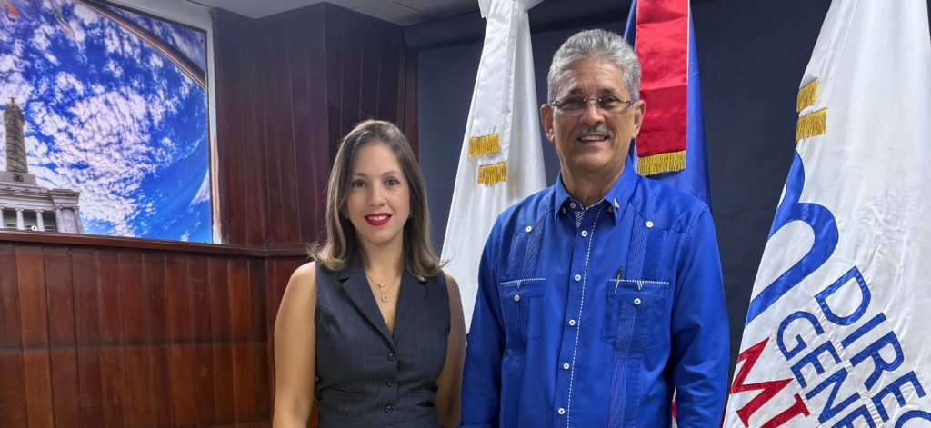 Maria Belissa Ramirez de Zaiek junto al director Regional de Educacion del Distrito 08 Pedro Pablo Marte Gutierrez e1752256325303