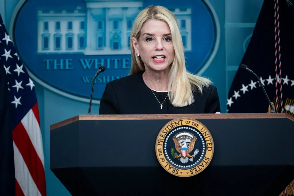 Pam Bondi eljacaguero
