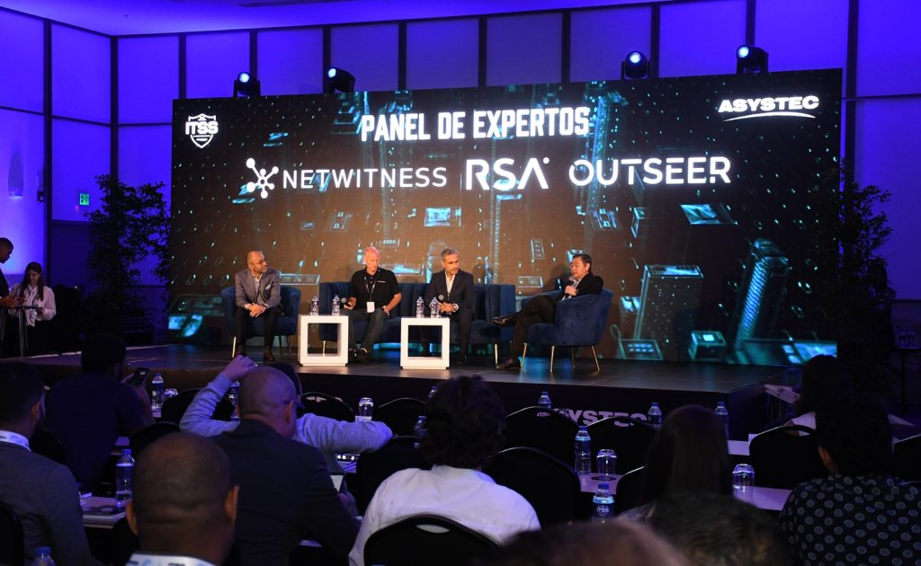 Panel con Eduardo Altamirano Dave Glover Juan Huaman y Mite Nishio