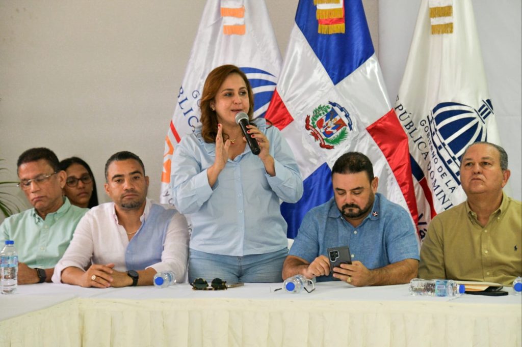 Ministro Estrella se reúne con autoridades y comunitarios para impulso de obras en Valverde Participante