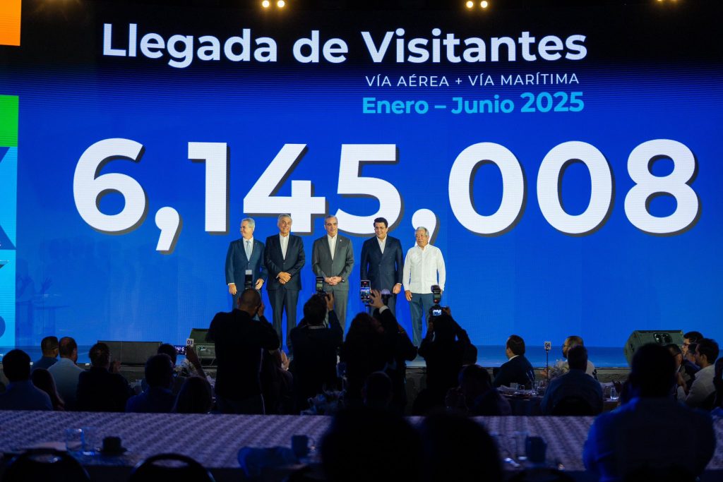 Turismo dominicano rompe récord histórico con más de 6 millones de visitantes en solo seis meses RD supera los 6 millones de de visitantes en primer semestre1