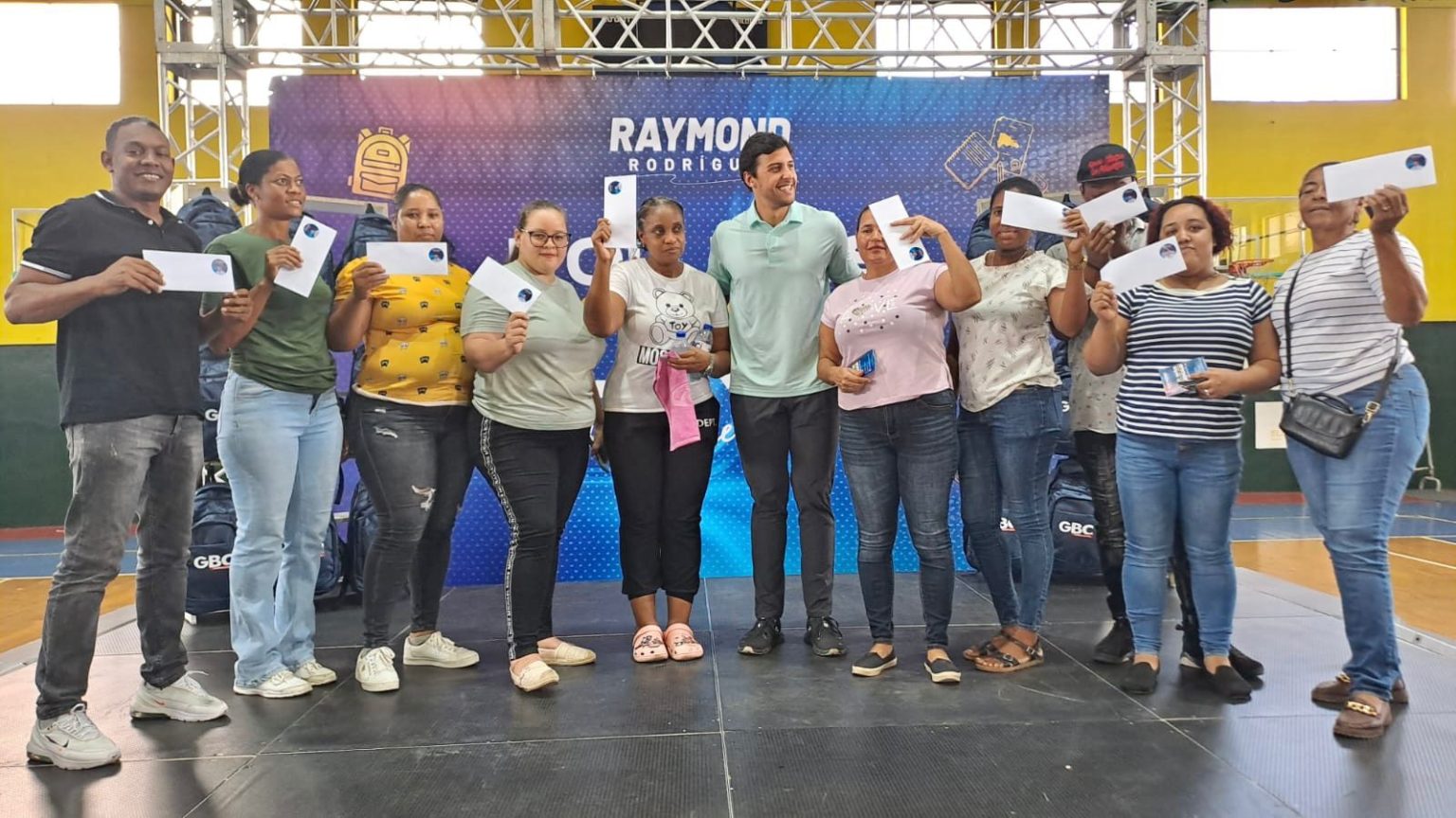 Raymond Rodriguez apuesta por la educacion con masiva entrega de utiles