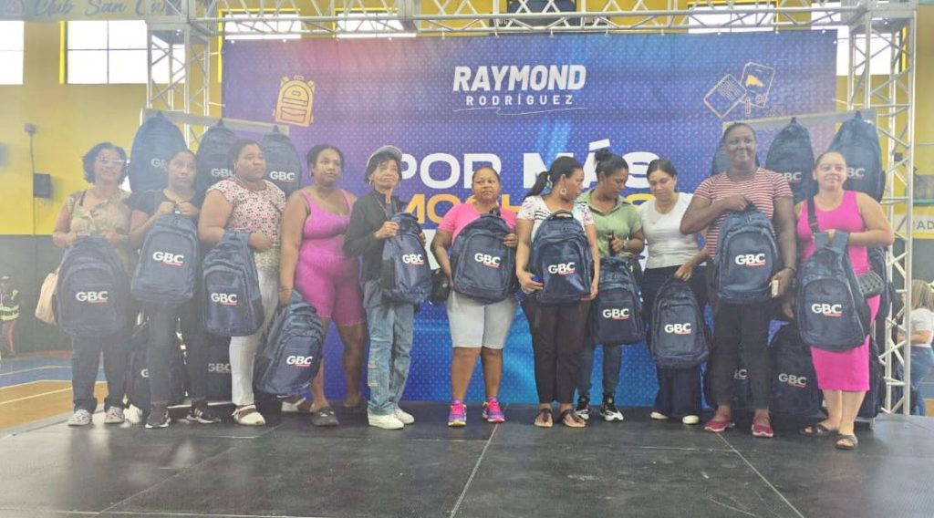 Raymond Rodriguez apuesta por la educacion con masiva entrega de utiles1