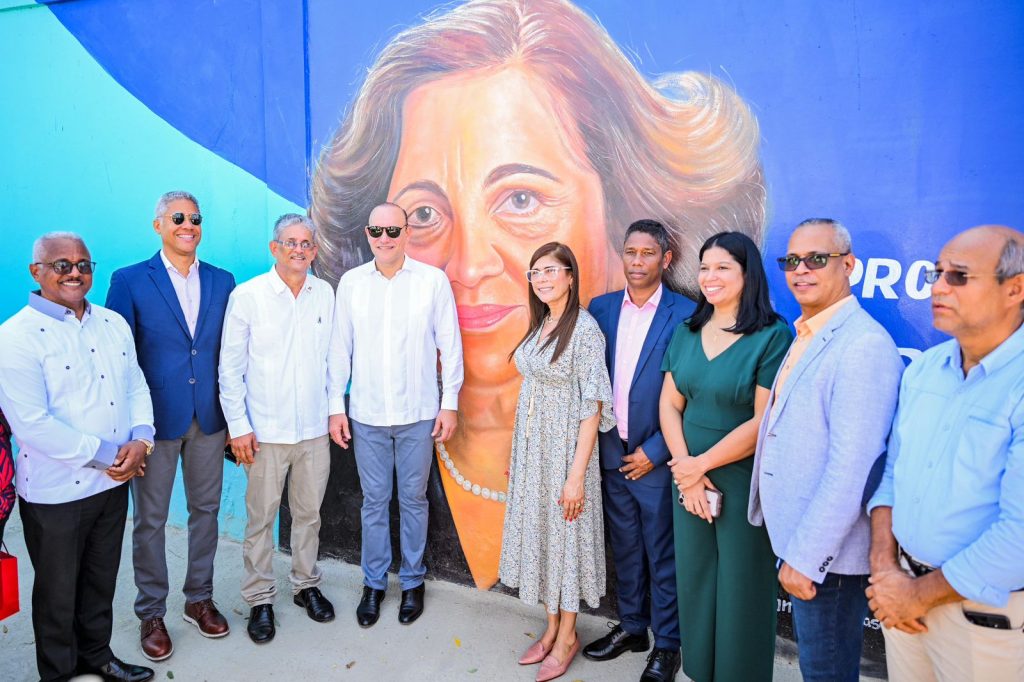 Santiago honra a sus educadores con el Paseo de los Maestros y mural