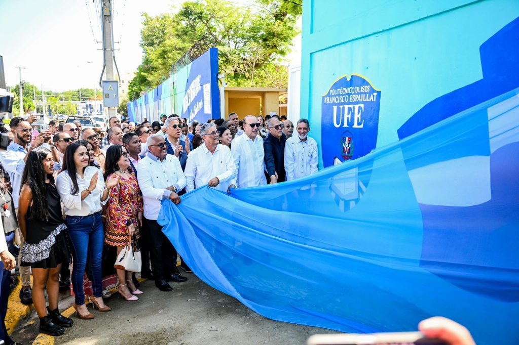 Santiago honra a sus educadores con el Paseo de los Maestros y mural1