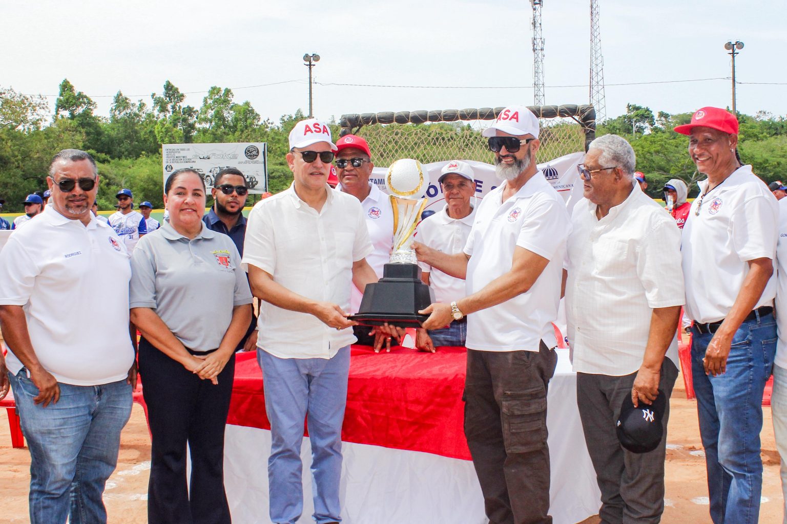 Ulises Rodriguez inaugura torneo de softbol empresarial