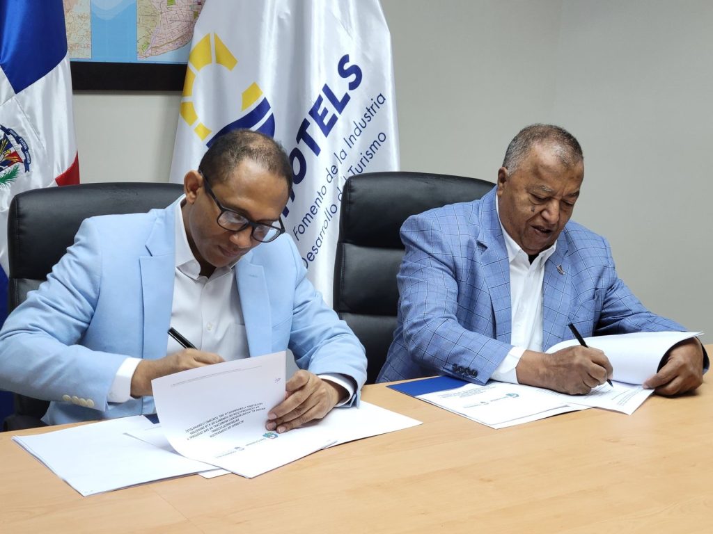 Victor Ogando y el alcalde de San Cristobal Nelson de la Rosa