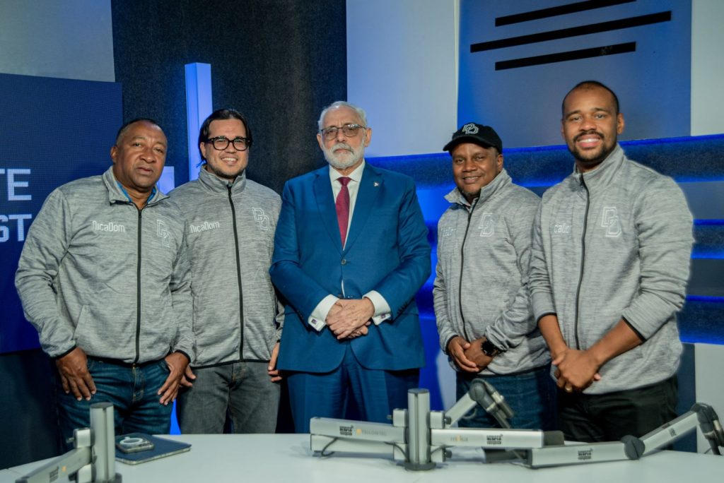 Vitelio Mejia junto al equipo de Diamante Deportivo
