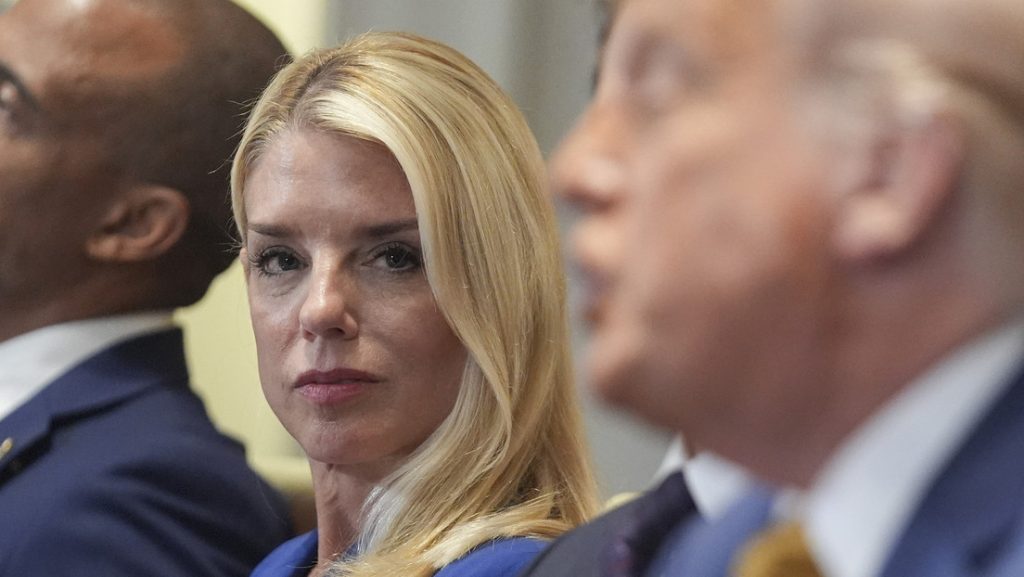 fiscal general Pam Bondi