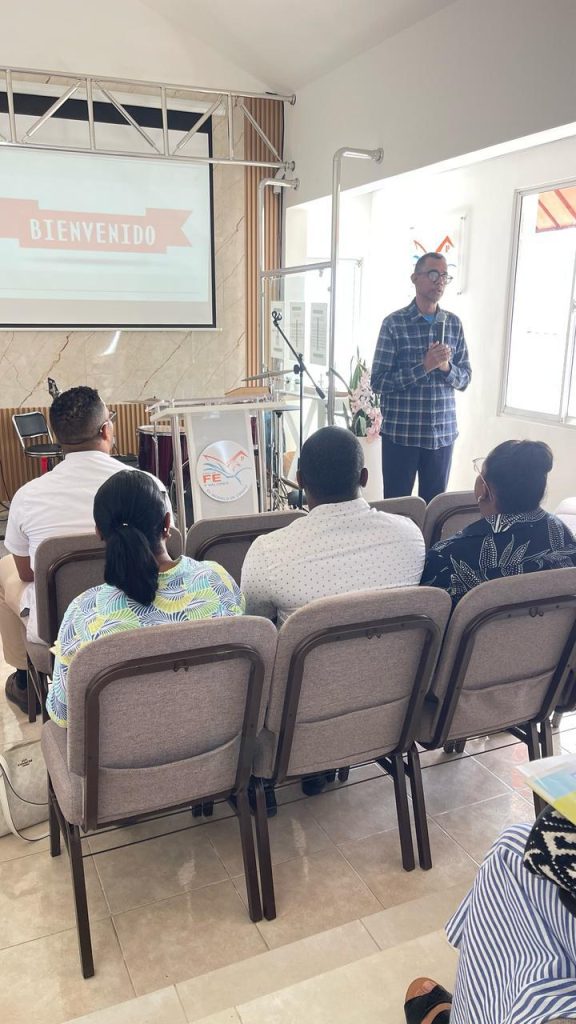 El facilitador y maestro Félix Caraballo durante la impartición del primer curso sobre Introducción a la Biblia.