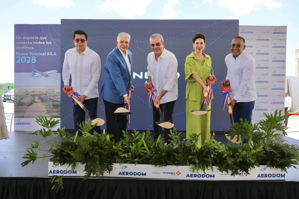Abinader da primer picazo para nueva terminal de pasajeros en el AILA Abinader da primer picazo para nueva terminal de pasajeros eljacaguero