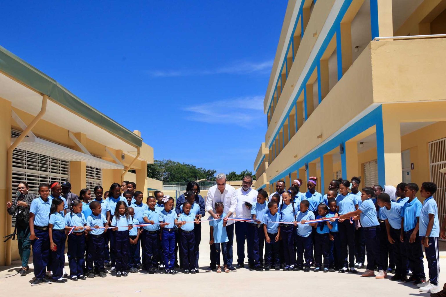 Abinader entrega escuela en Enriquillo y anuncia inversiones en Barahona