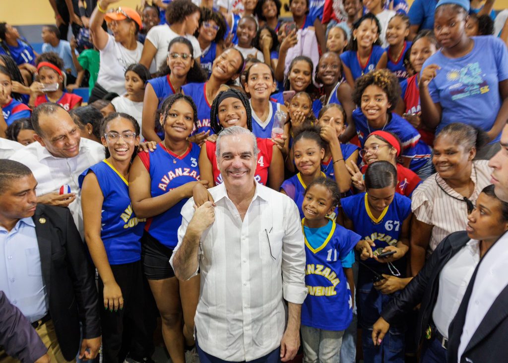 Abinader impulsa viviendas dignas y deporte con inauguraciones en Hato Nuevo y Las Caobas Abinader impulsa viviendas dignas y deporte con inauguraciones en Hato Nuevo