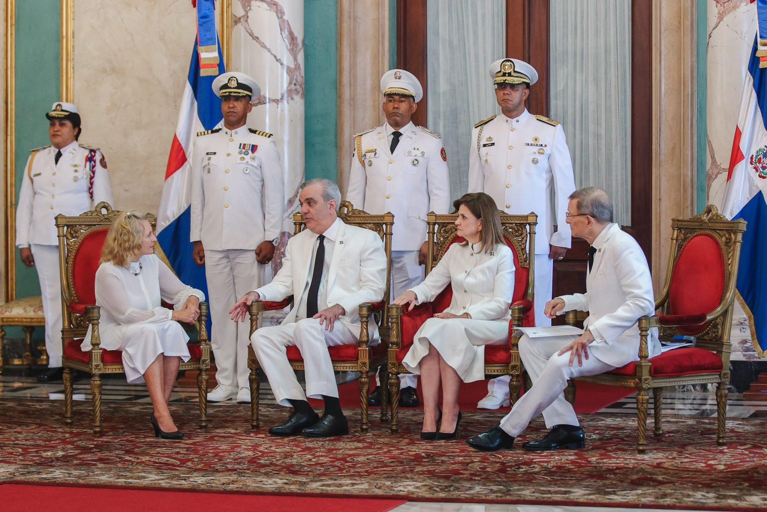Abinader recibe cartas credenciales de siete nuevos embajadores