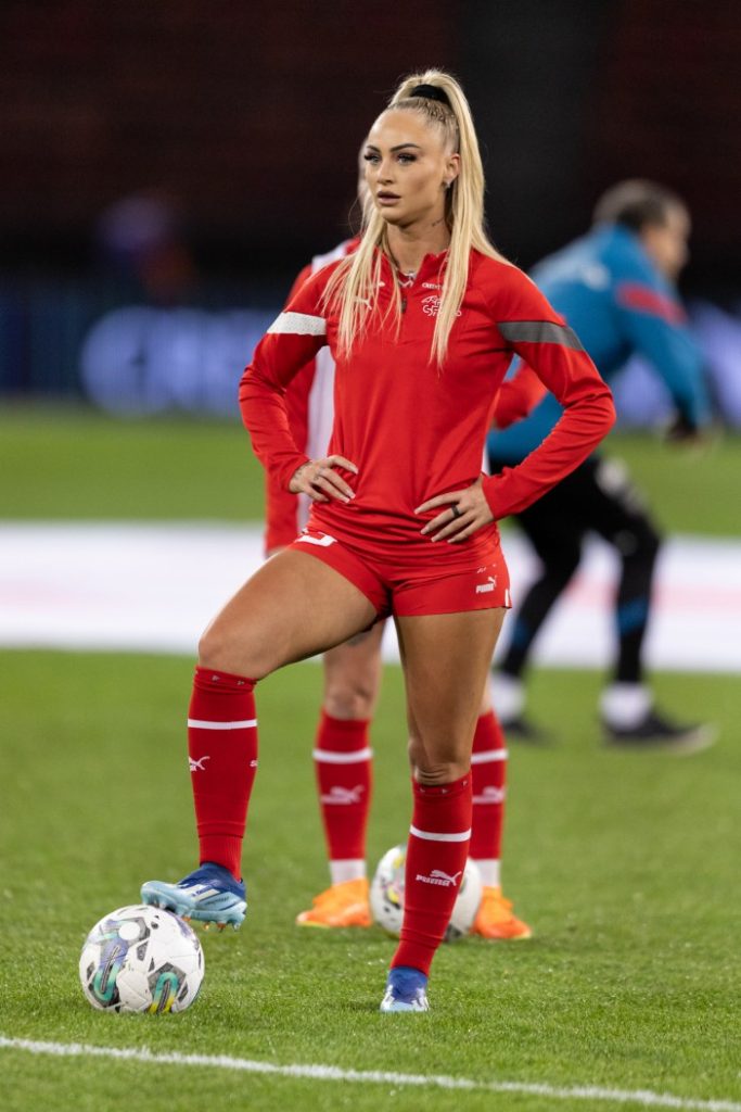 Alisha Lehmann saluda al publico tras un partido de la seleccion de Suiza en la Eurocopa4