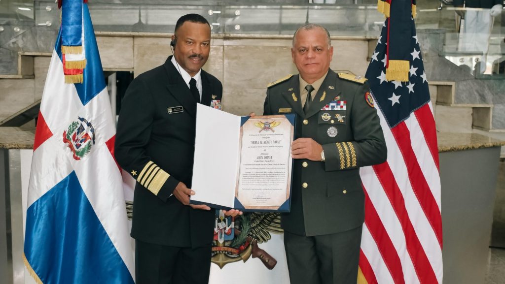 Alvin Holsey comandante del Comando Sur de los Estados Unidos y teniente general Carlos Antonio Fernandez Onofre ERD