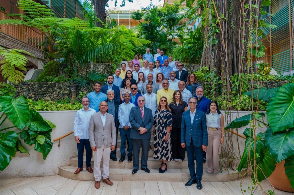 Banco Popular impulsa reflexion sobre identidad dominicana en encuentro con lideres del Cibao