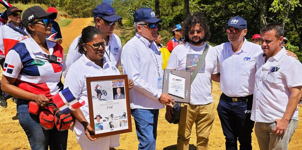 Carlos A. Finke de la Federacion Dominicana le entrega a Pedro Venturo Jr.Presidente de FIM Latin America ya su familia la placa que declara el evento a la