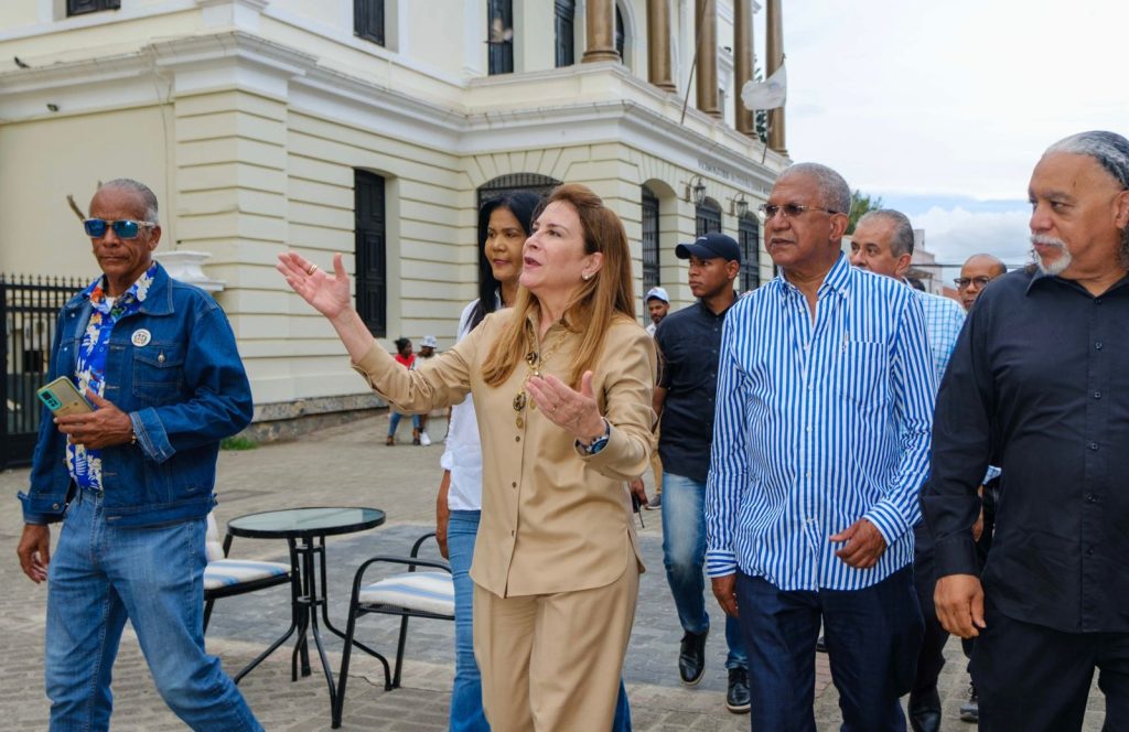 Carolina Mejía camina entre pinceles y poesía por el corazón cultural de Santiago Carolina Mejia camina entre pinceles y poesia por el corazon cultural