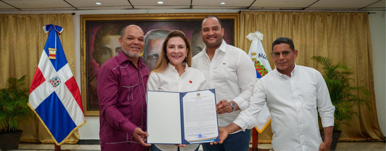 Carolina Mejia recibe distincion como Visitante Distinguida scaled e1754842376701