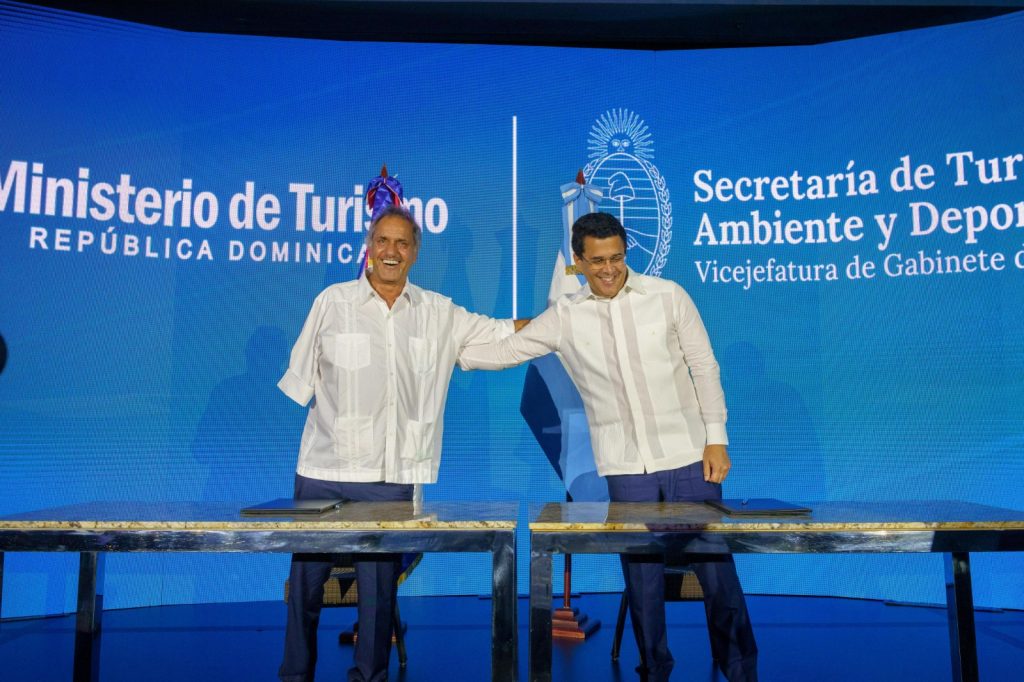 Acuerdo turístico entre RD y Argentina impulsa inversión y cooperación bilateral David Collado y el secretario de Turismo Ambiente y Deportes de Argentina Daniel Scioli