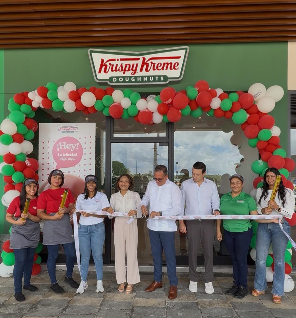 Domingo Bermudez Turull Luis Castellanos y Vismar Pichardo Ubri Acompanados de las colaboradoras de Krispy Kreme