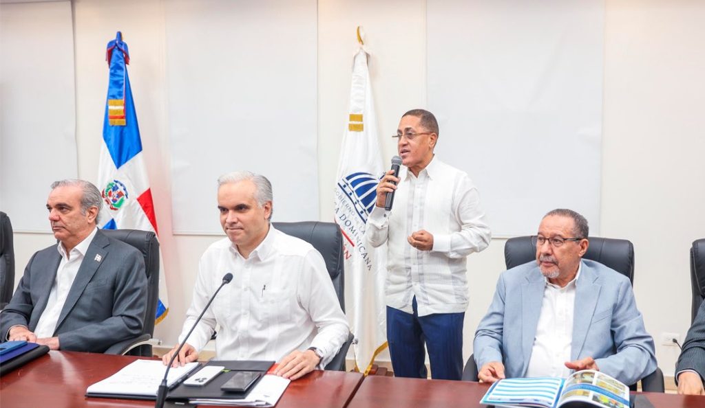 Educacion dominicana recibe impulso con formacion masiva e1754608026203
