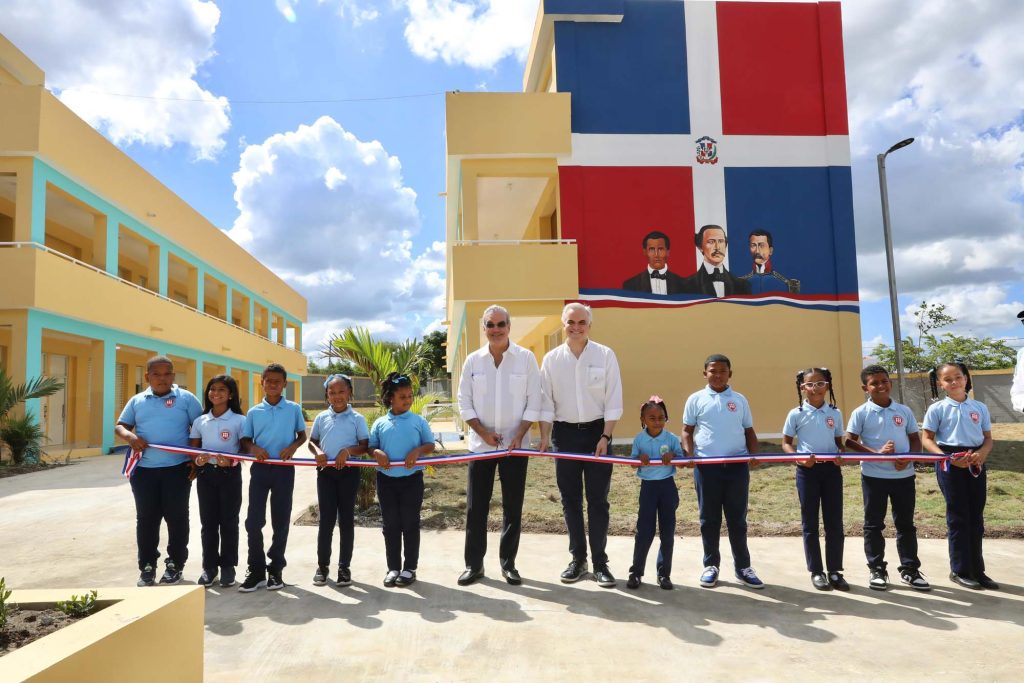 Escuela entrega el Gobierno de Abinader1