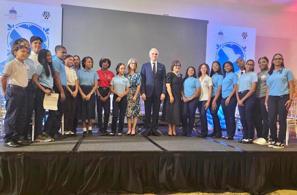 Estudiantes de Santiago brillan en Congreso Nacional