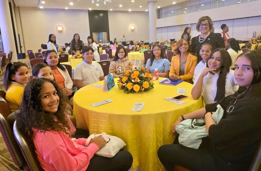 Estudiantes de Santiago brillan en Congreso Nacional1