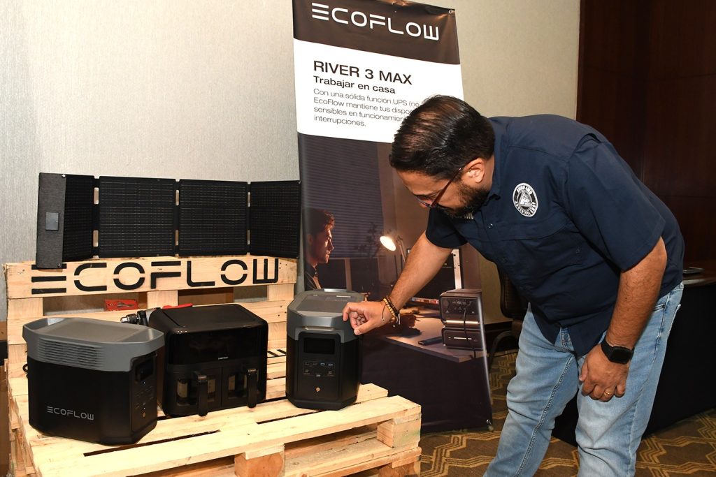 Geissber Gimenez observando los productos EcoFlow
