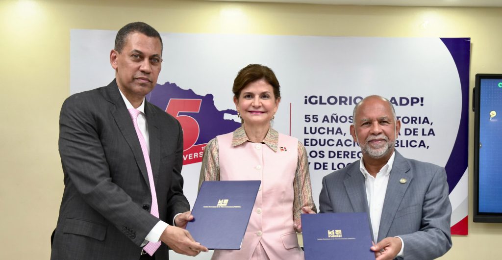 Becas digitales para maestros: INDOTEL y ADP impulsan la capacitación docente INDOTEL y ADP impulsan la capacitacion docente